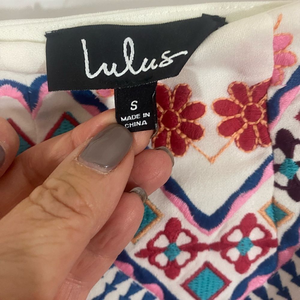 Lulu’s White Embroidered Floral Shorts - Picture 4 of 6
